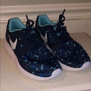 Nike women’s Rosche